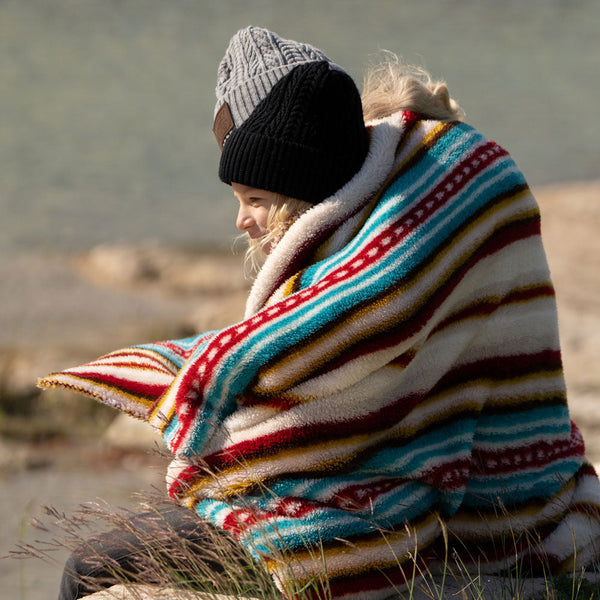 HOOEY FLEECE BLANKET RED/WHITE/TURQUOISE SERAPE